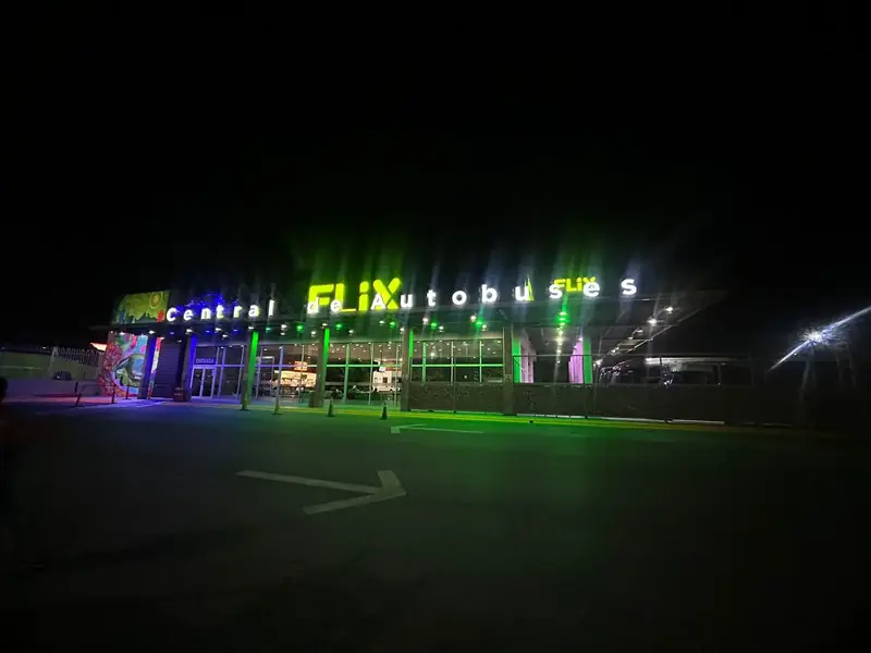 Fachada de la central de autobuses de FlixBus en Escobedo con sus letras luminosas encendidas de noche