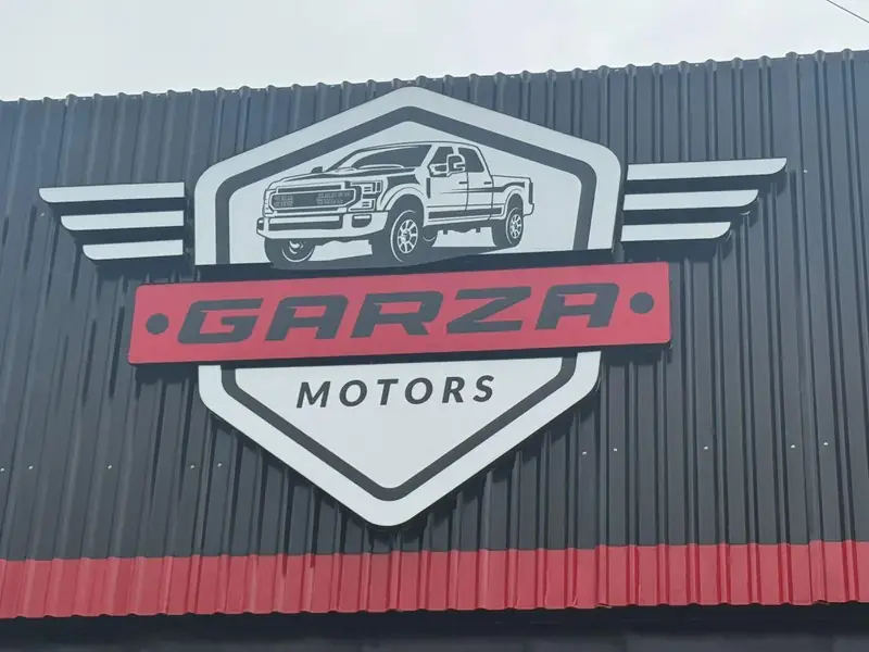 Logotipo 3D de Garza Motors sobre la fachada de una de sus sucursales