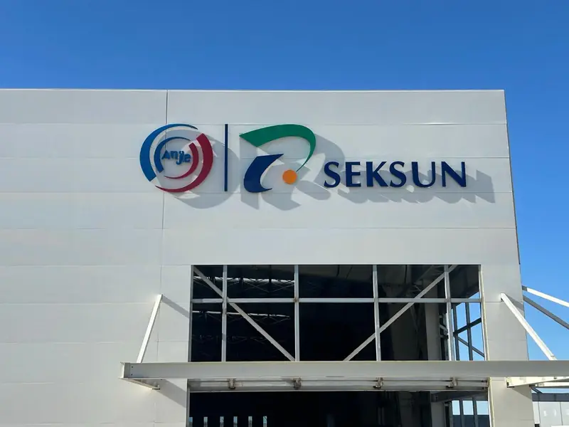 Letras 3D de acero inoxidable de Seksun sobre la fachada de su nave industrial