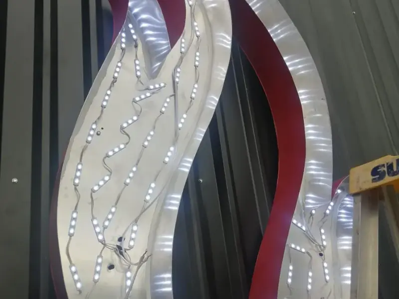 Módulos LED montados sobre la estructura de aluminio de una caja de luz en forma de flama gigante